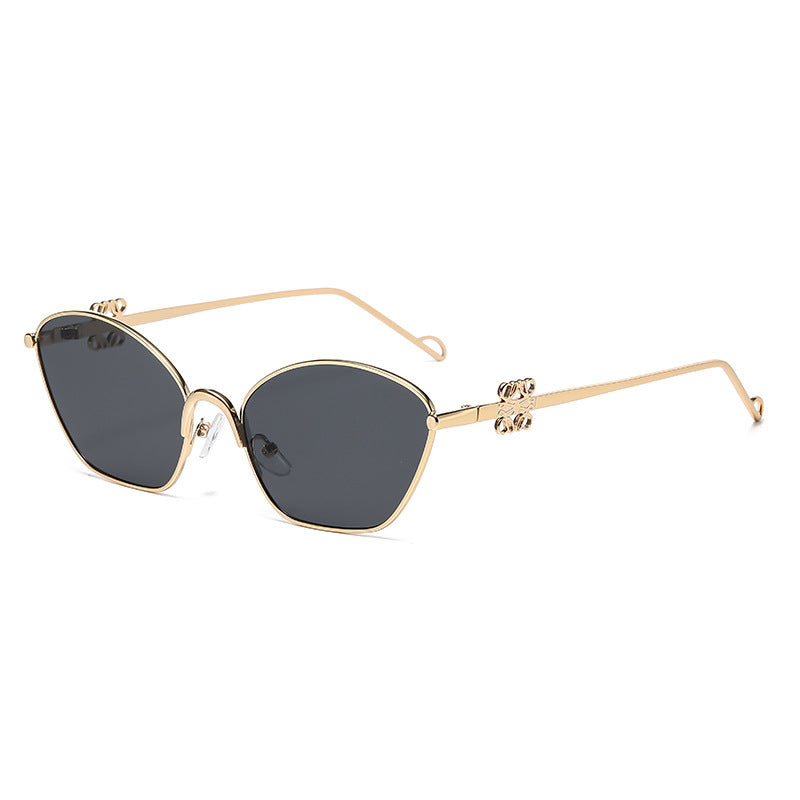 Dame moter Cat-Eye solbriller med filigran metallramme Skanto