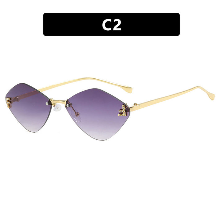 Dame geometrisk solbrille i ekstravagant design med gradiertede glass Skanto