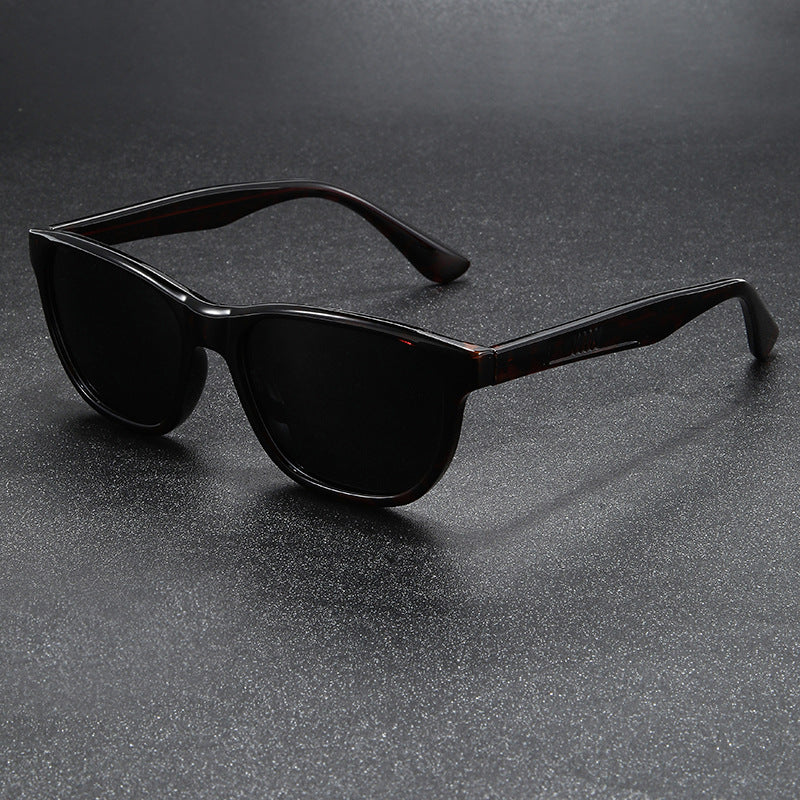 Dame solbrille i moderne retro-design med høykvalitets UV-beskyttelse Skanto