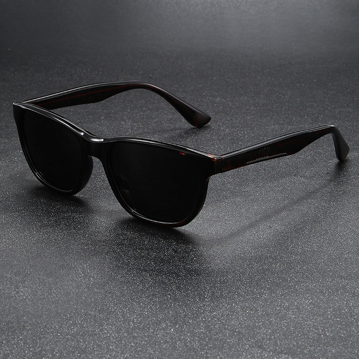 Dame solbrille i moderne retro-design med høykvalitets UV-beskyttelse Skanto