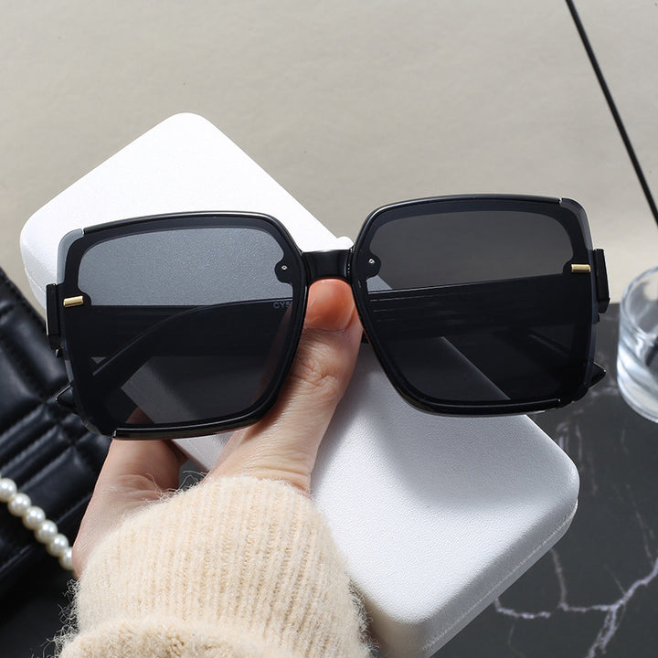 Dame firkantet solbrille med trendy geometrisk design Skanto