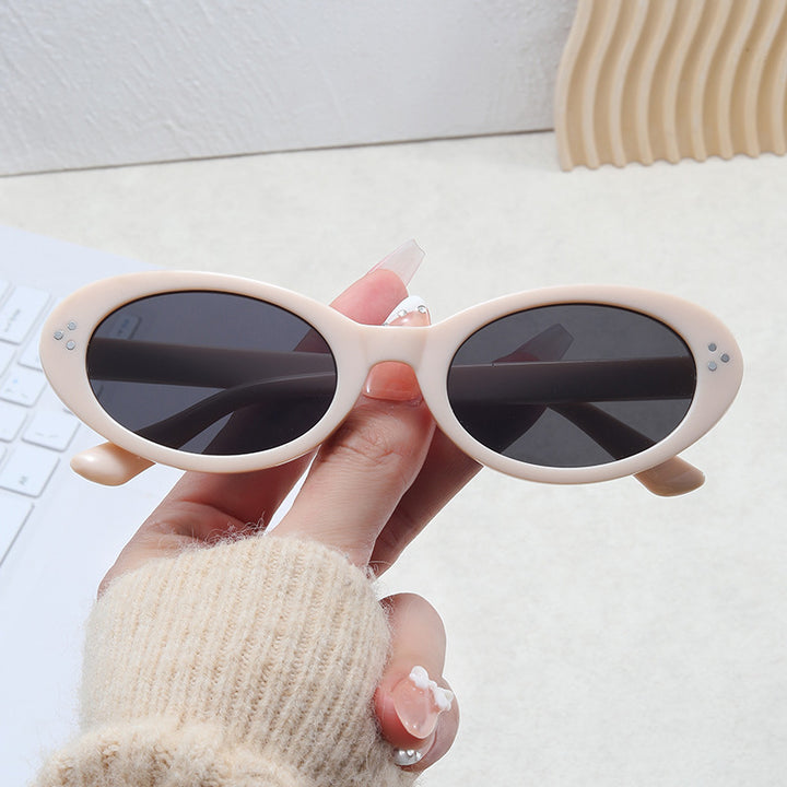 Damer moteriktig solbrille i elegant ovalt design Skanto