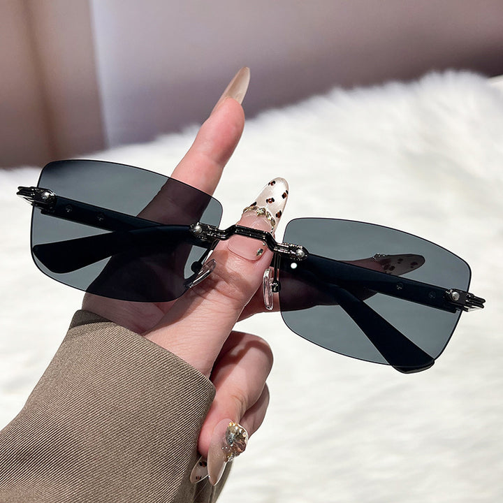Dame ekstravagant moteriktig solbrille med innovativ ramme Skanto