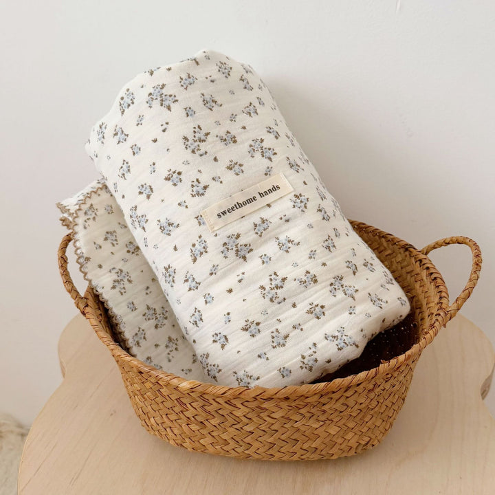 Unisex Musselinteppe med delikat blomsterdesign og elegante volanger Skanto