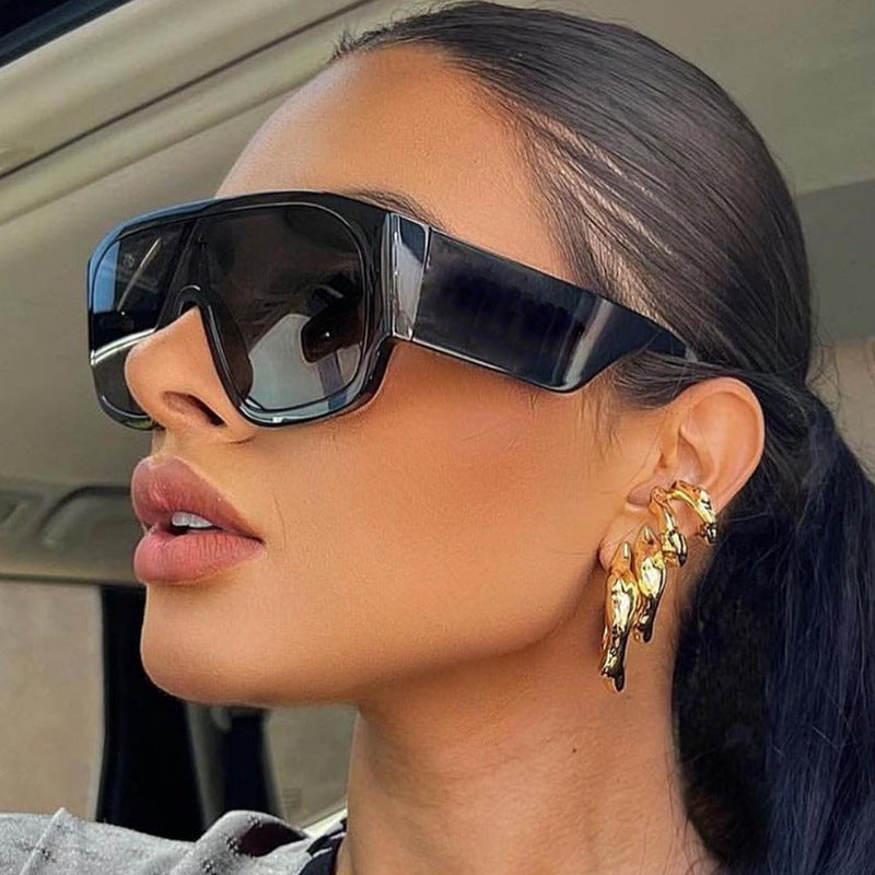Dame Motebar Oversized-solbriller med unik design Skanto
