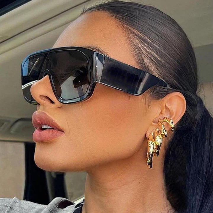 Dame Motebar Oversized-solbriller med unik design Skanto