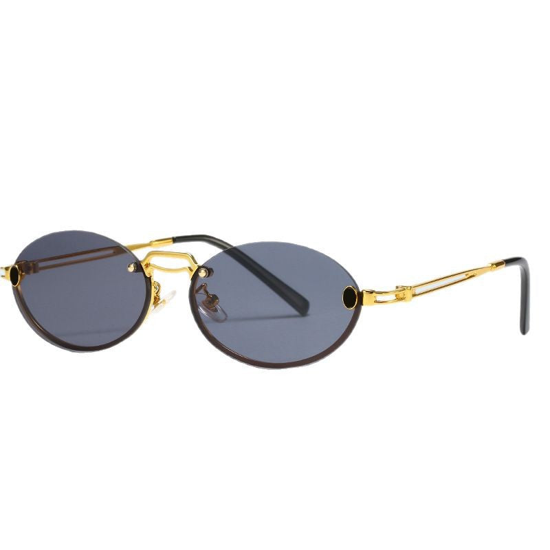 Dame moteriktig solbrille med filigran metallramme og stilleggende design Skanto