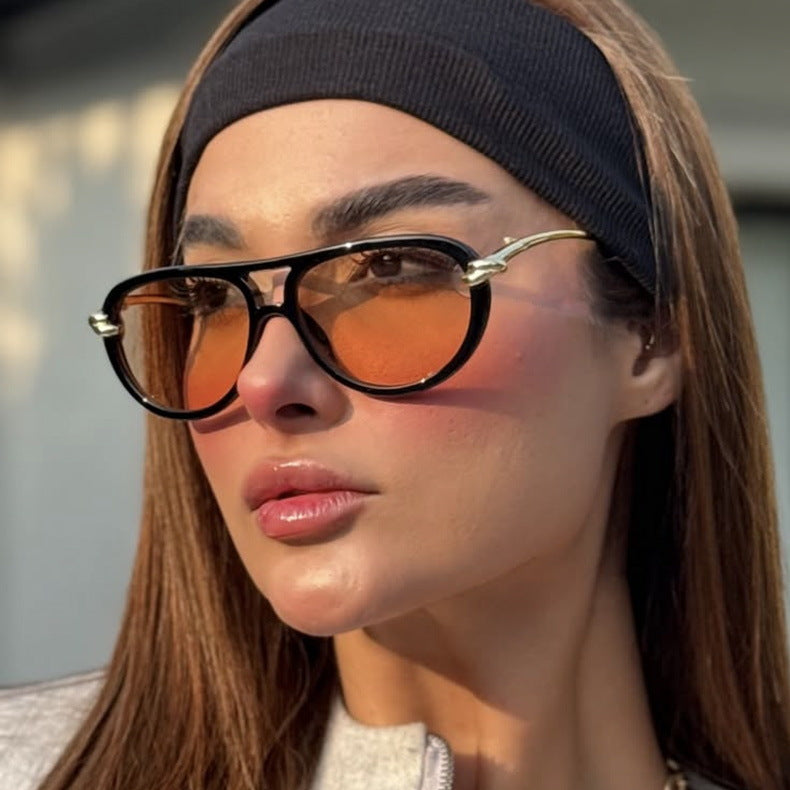 Dame Retro-solbrille med elegant ramme og polariserte linser Skanto