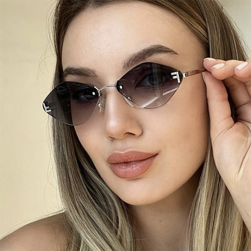 Dame geometrisk solbrille i ekstravagant design med gradiertede glass Skanto
