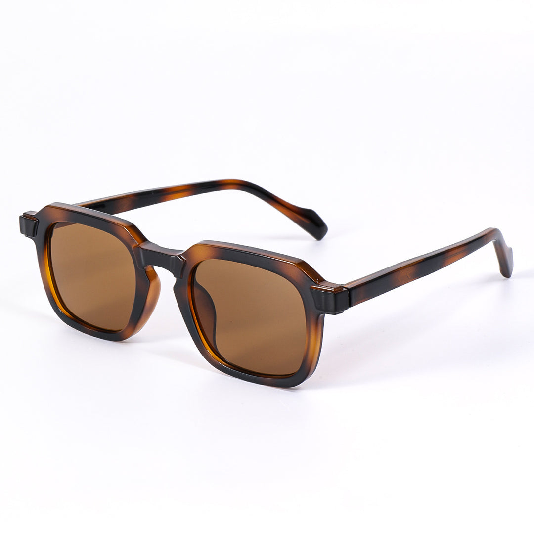 Dame moteriktig solbrille i elegant, kantet design Skanto