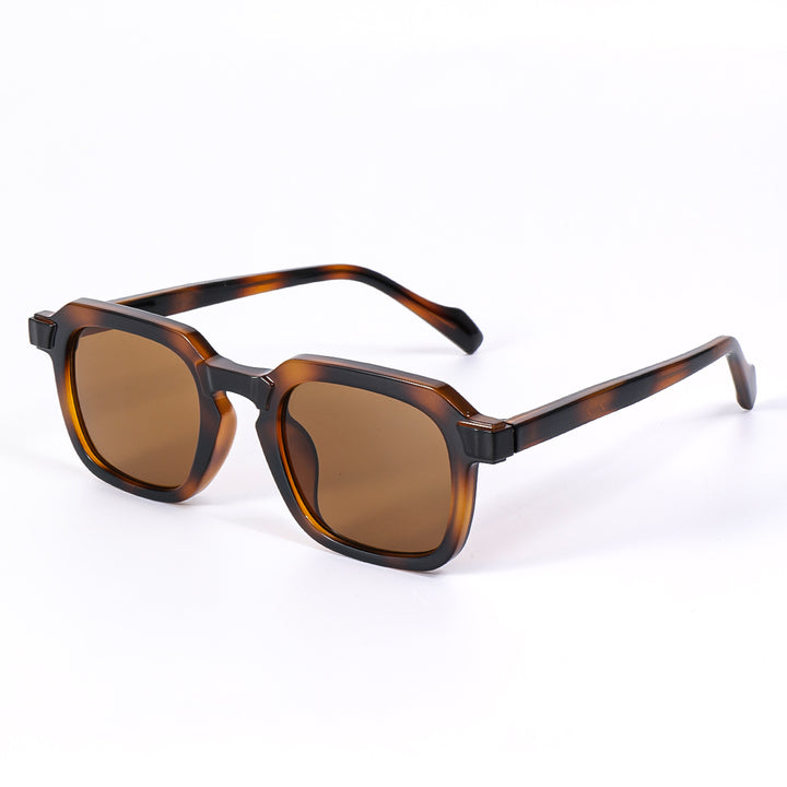 Dame moteriktig solbrille i elegant, kantet design Skanto