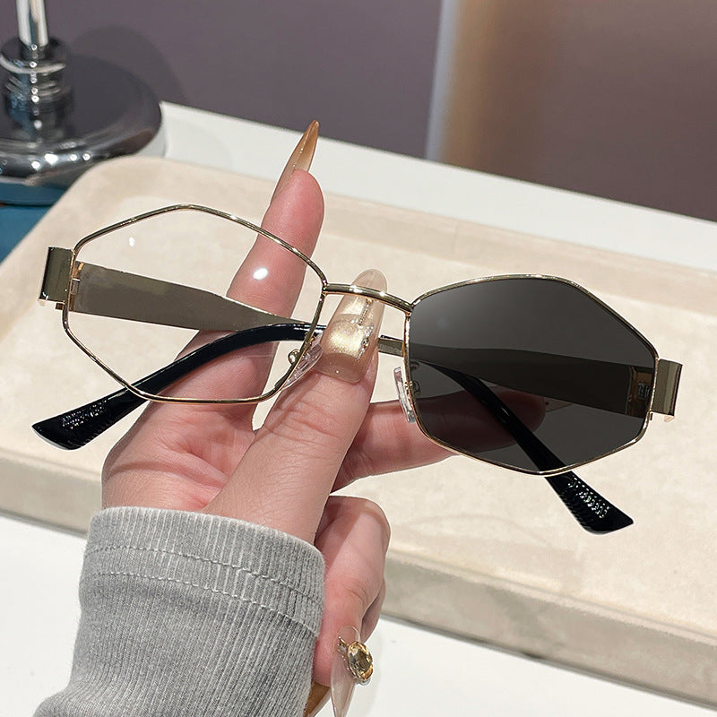 Dame moteriktig solbrille i elegant sekskant-design Skanto