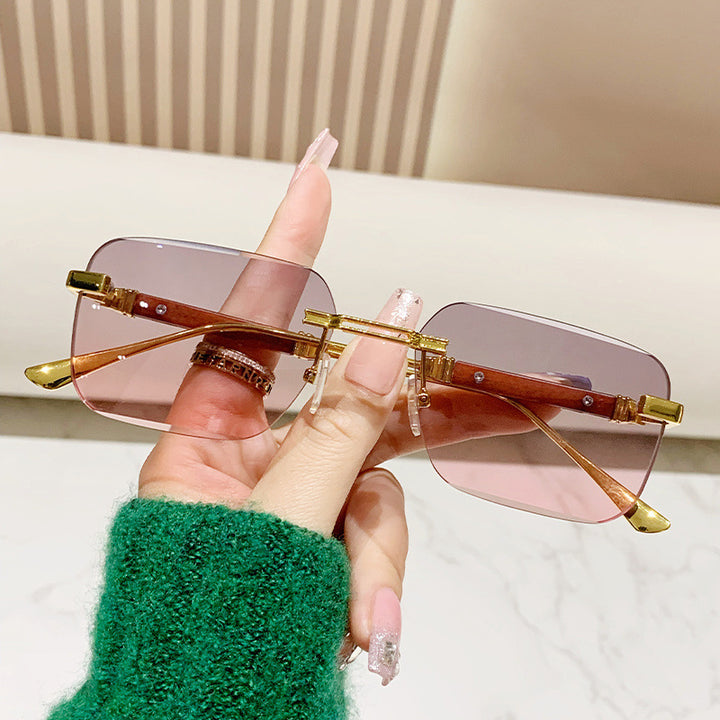 Dame moteriktig rektangulær solbrille med edle metallkanter Skanto