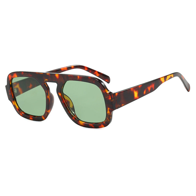 Dame moderne oversized solbriller i kantet design Skanto