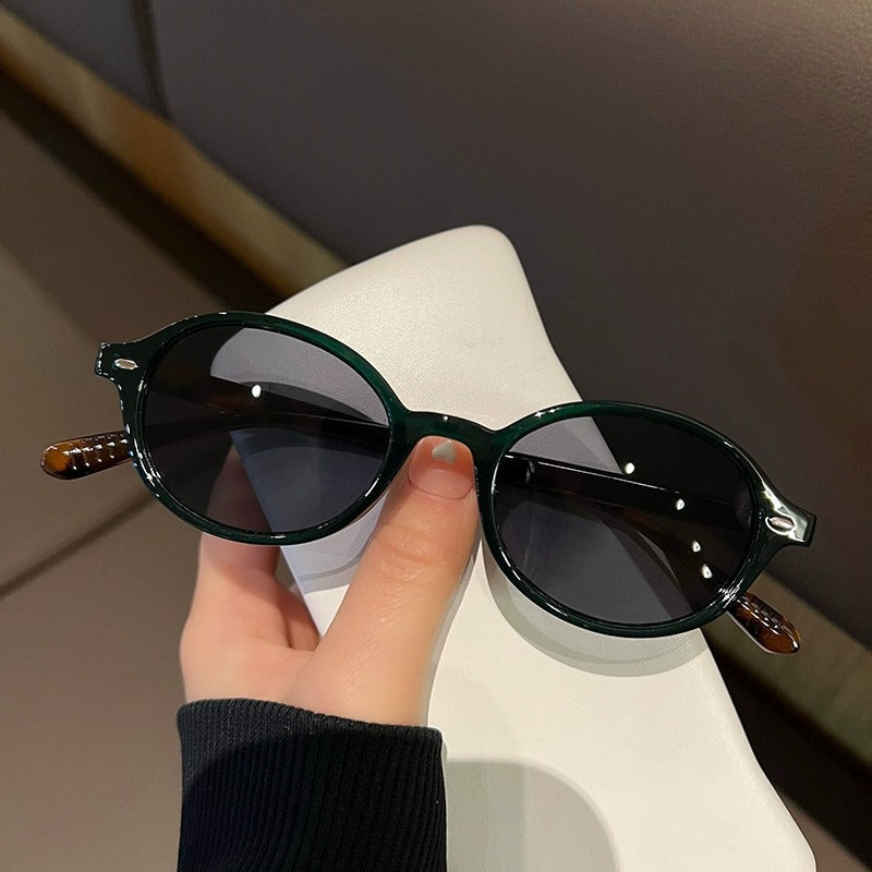 Dame modische solbrille i elegant ovaldesign Skanto