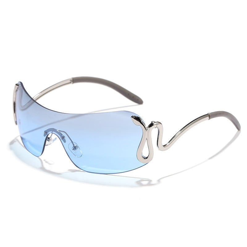 Kvinnelig mode futuristisk solbrille med buet ramme Skanto