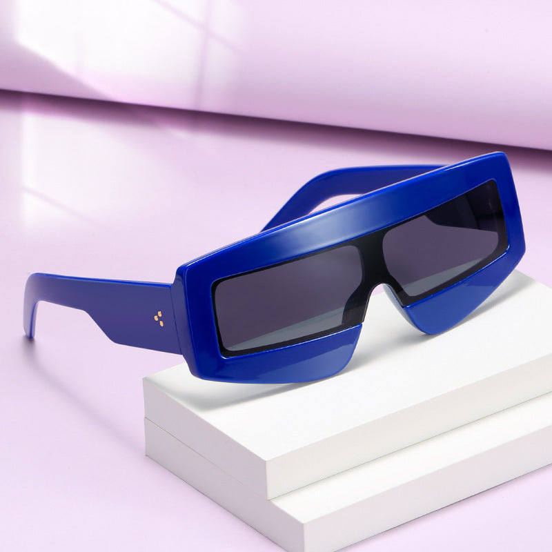 Dame futuristiske solbriller i chunky design Skanto
