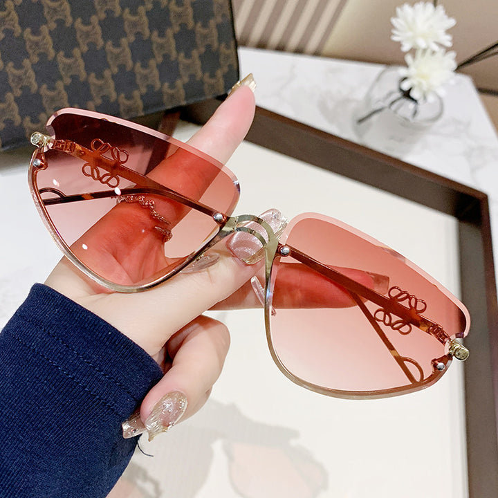 Damer ekstravagant solbrille med moderne, geometrisk ramme Skanto