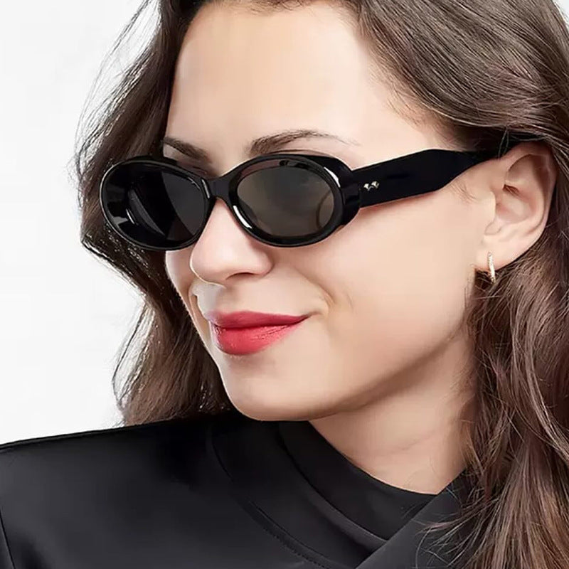 Dame moteriktig solbrille i elegant retrostil Skanto