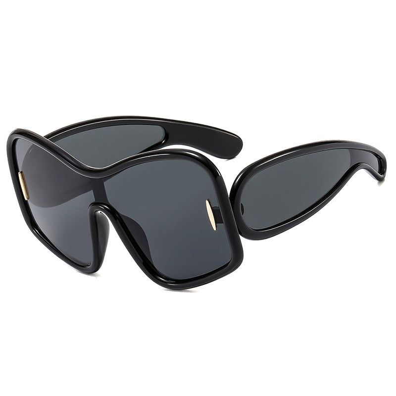 Dame futuristisk solbrille med ekstra bred design og beskyttende UV-filter Skanto