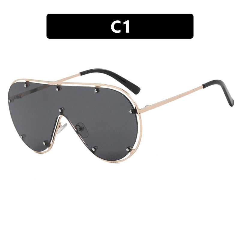 Dame moteriktig oversized solbrille i stilig retro-design Skanto