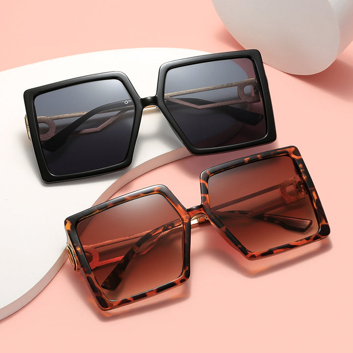 Dame oversized firkantet solbrille med elegant metallramme og polariserte glass Skanto
