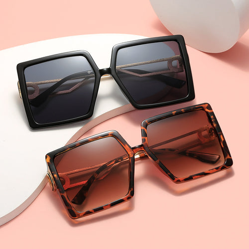 Dame oversized firkantet solbrille med elegant metallramme og polariserte glass Skanto