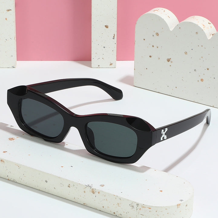 Dame moteriktig solbrille i innovativt design Skanto