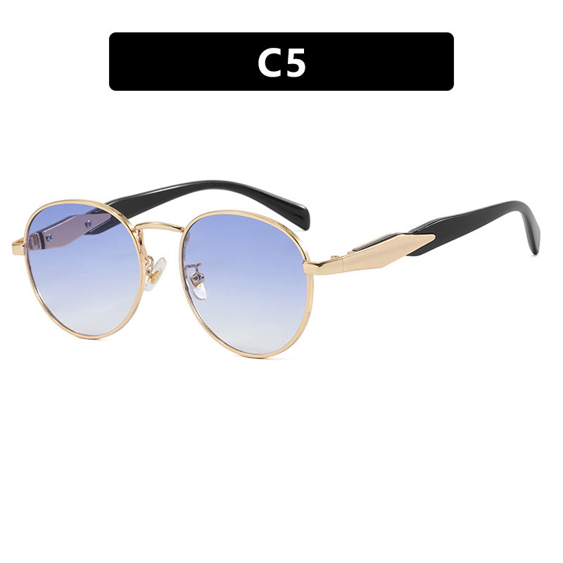 Dame rund solbrille med elegant, gyllen ramme og UV-beskyttelse Skanto