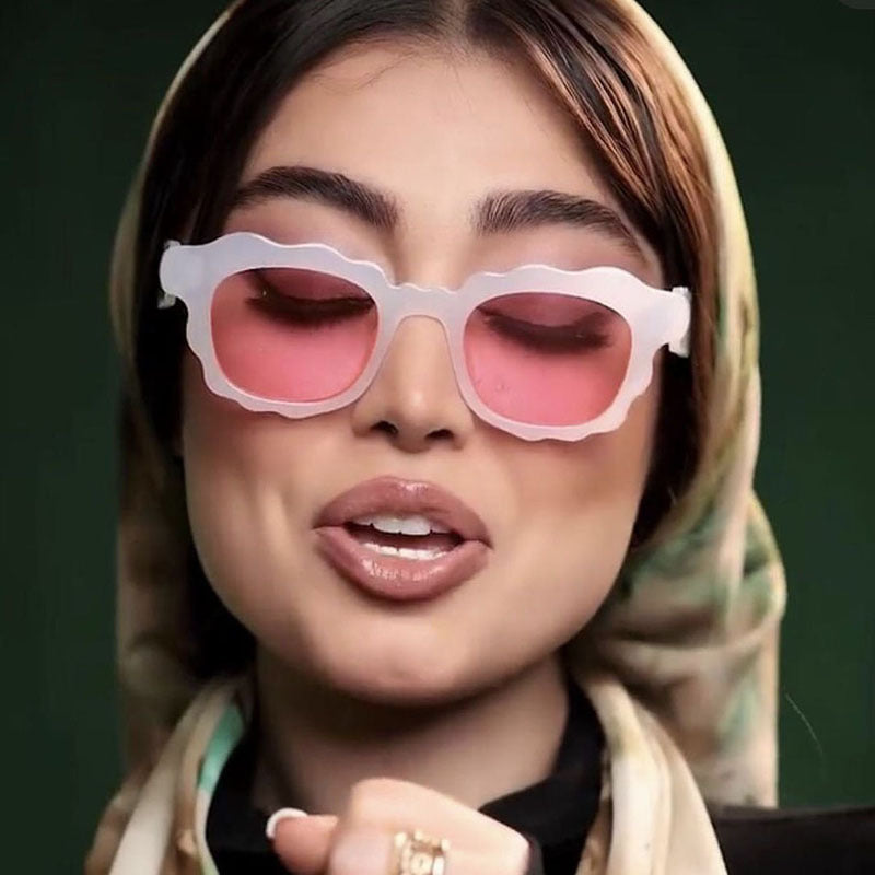 Dame moteriktig solbrille med bølgeramme Skanto