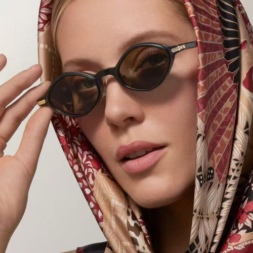 Dame moteriktig solbrille med unikt design og høykvalitets metallramme Skanto
