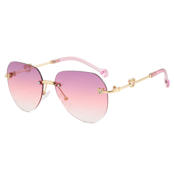 Dame lett geometrisk solbrille med unik ramme og speilede glass Skanto