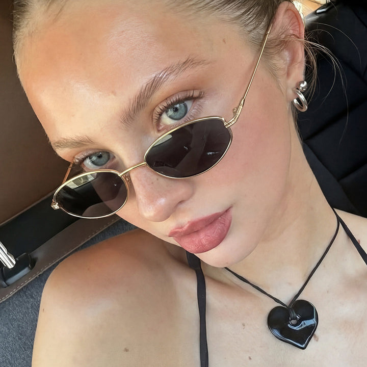Dame moteriktig solbrille i minimalistisk ovalt design Skanto