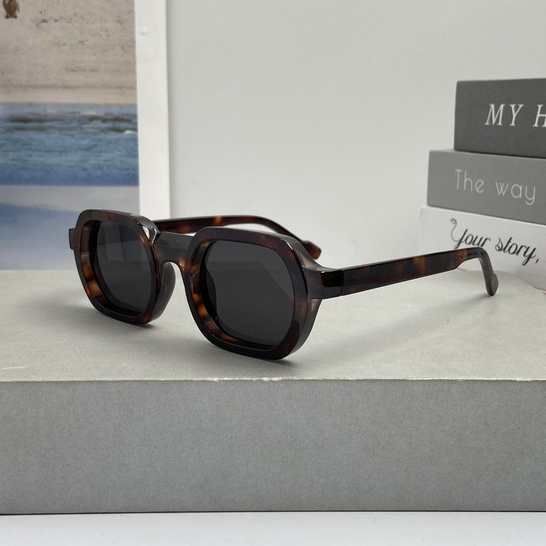 Dame moteriktig solbrille i moderne design med bred ramme Skanto