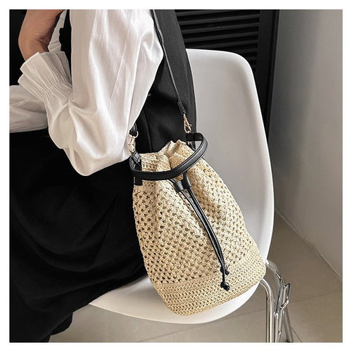 Allsidig makramee-crossbody-veske med lærdetaljer Skanto