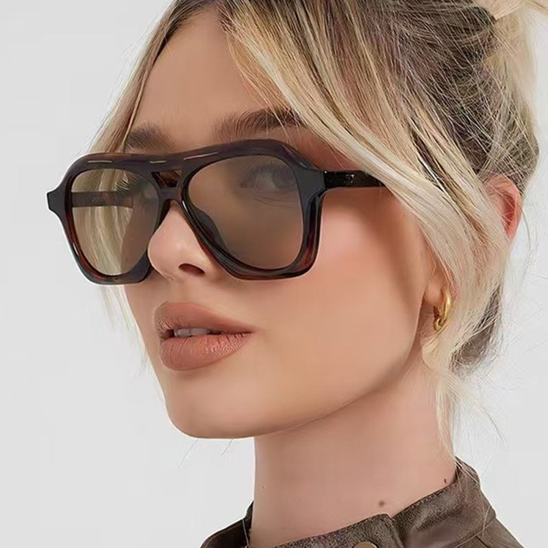 Dame moterik solbrille i innovativ design med bred ramme Skanto