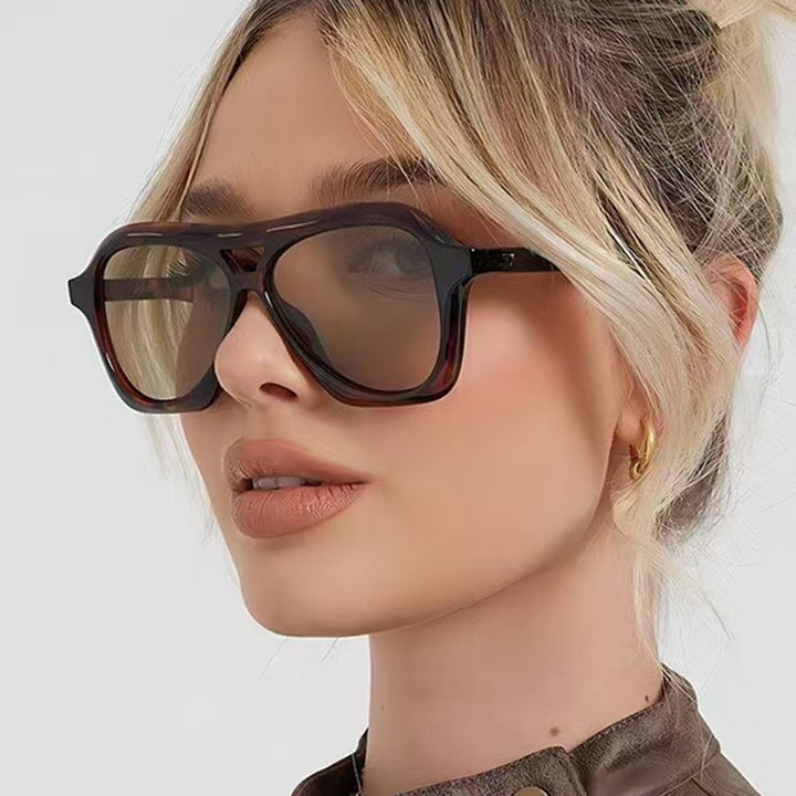 Dame moterik solbrille i innovativ design med bred ramme Skanto