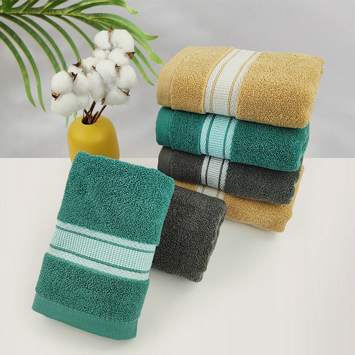 High-quality terry bath towel with elegant border. Skanto
