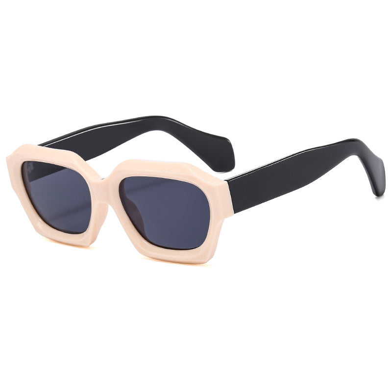 Dame designer solbrille med markant geometrisk ramme og polariserte glass Skanto