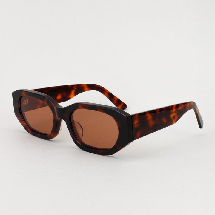Dame moteriktig solbrille i stilfull, oversized design Skanto