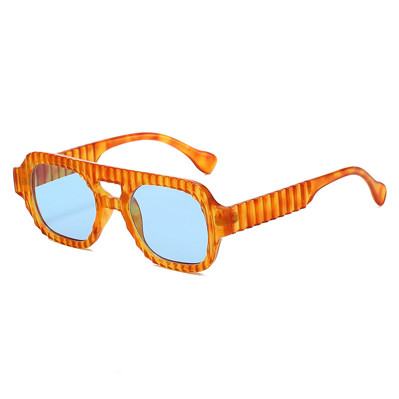 Dame moteriktig solbrille i futuristisk design med strukturert ramme Skanto