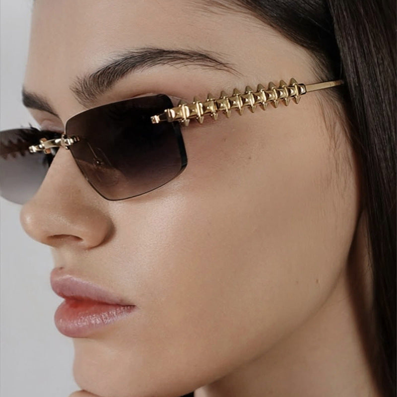 Dame moteriktig solbrille med unikt og dekorativt ramme Skanto