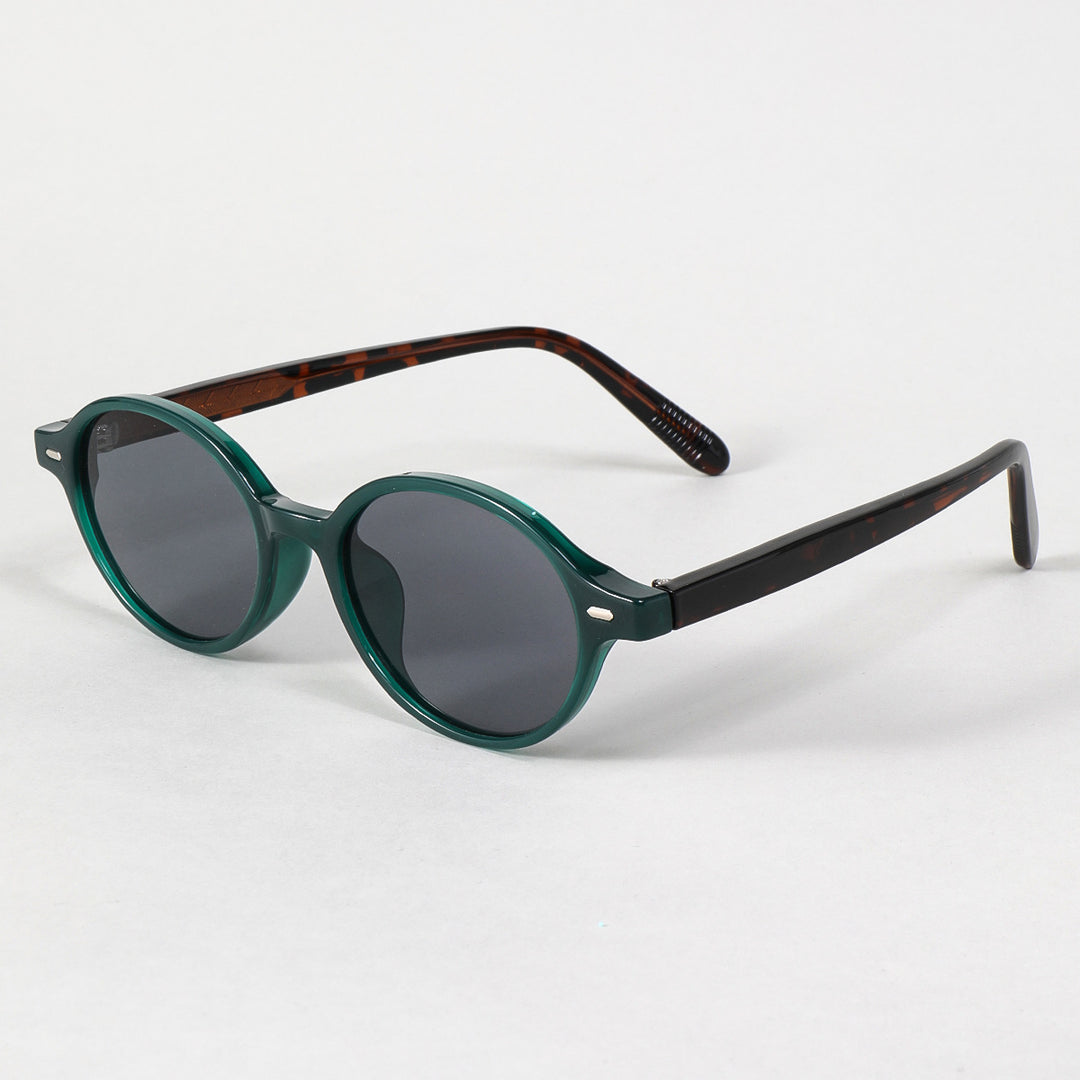 Dame moteriktig solbrille i oval design med stilige detaljer Skanto