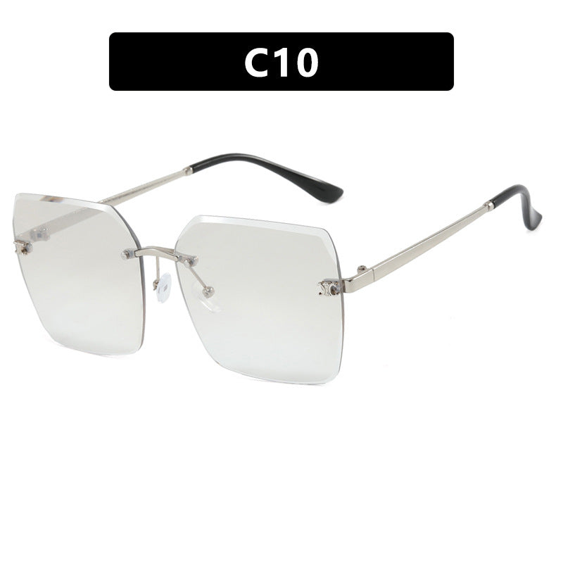 Dame firkantet solbrille i moderne design med filigran metallramme Skanto