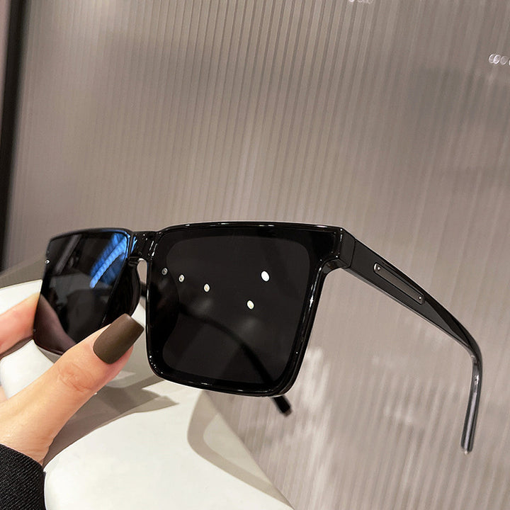 Dame kvadratisk solbrille med moderne, robust plastisk ramme Skanto