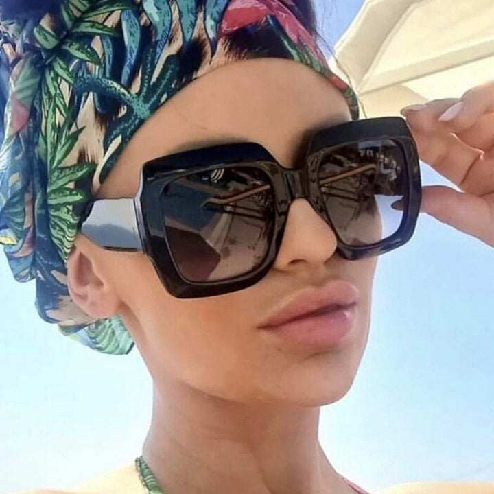 Dame oversized kvadratisk solbrille med markant skjoldpatt-design Skanto