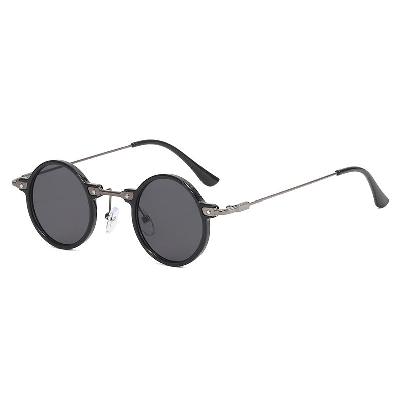 Dame rund solbrille med moderne metallramme og store blå linser Skanto