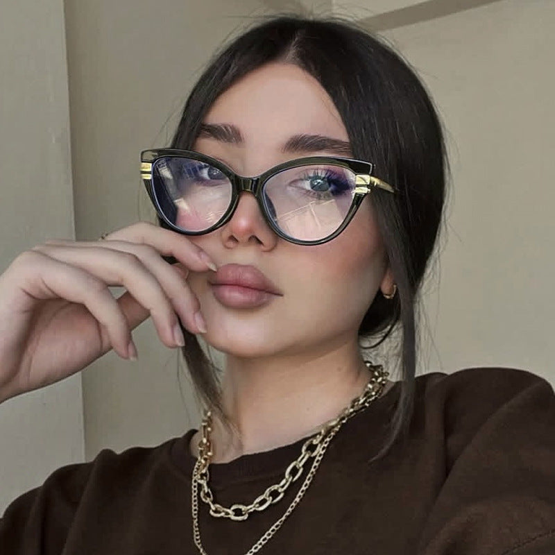 Dame Cat-Eye solbriller med elegant plastramme og gullaccentuer Skanto