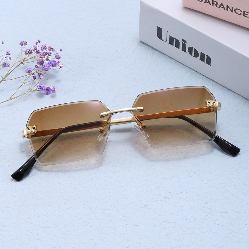 Damer moterik firkantet solbrille med elegant metallramme Skanto