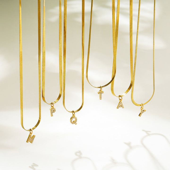 Skanto | Delikat Diamant Bokstav Initial Herringbone Halskjede